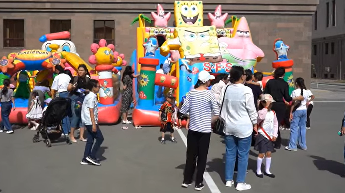 Атыраулық полицейлер балаларға мерекелік шара ұйымдастырды