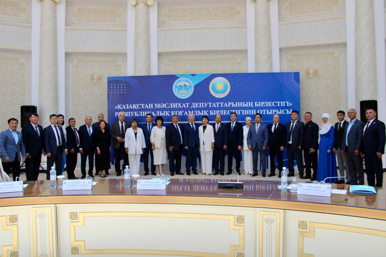 Талдықорған қаласында мәслихат депутаттарының басын қосқан үлкен жиын өтті.