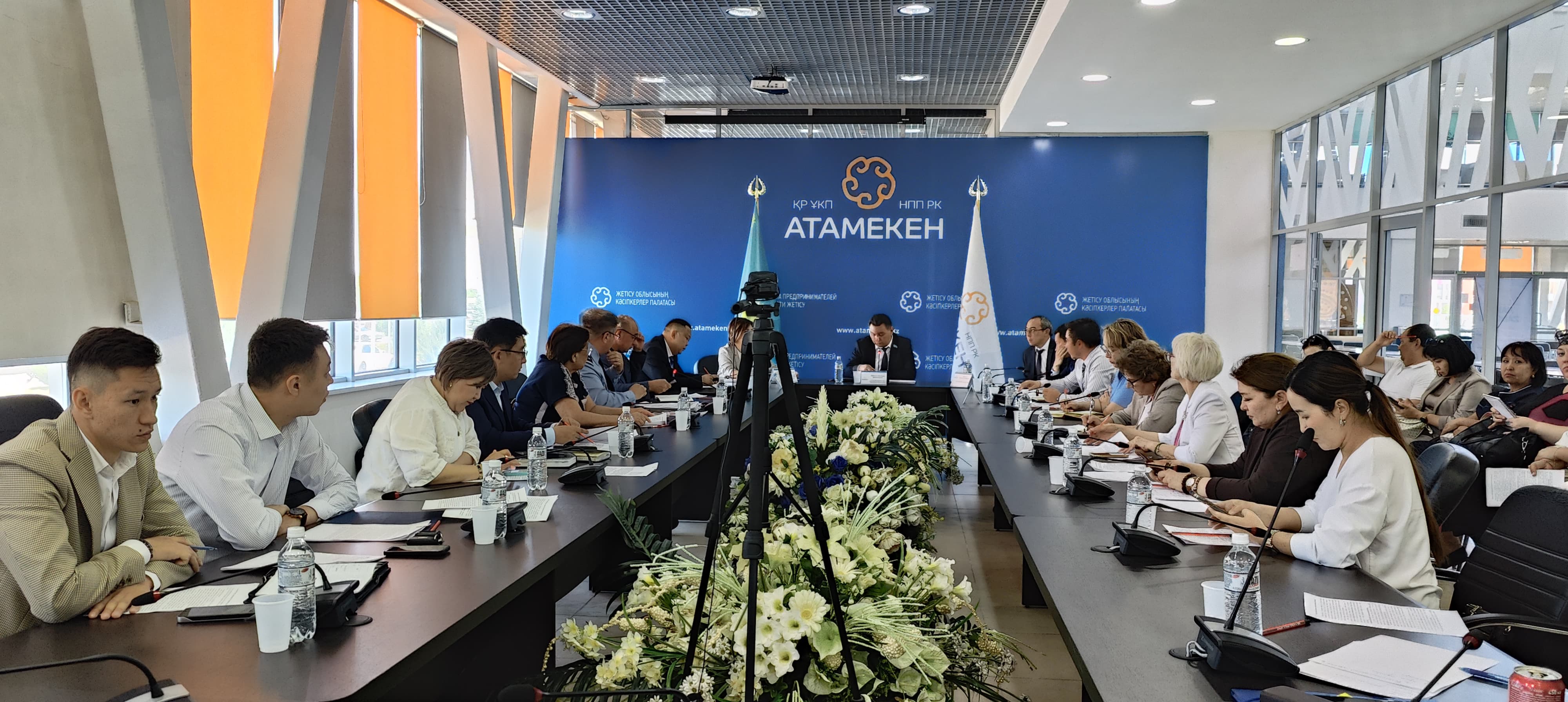 «Заң және тәртіп»: Жетісу облысы бойынша Сыбайлас жемқорлыққа қарсы қызметі кәсіпкерлермен кездесу өткізді