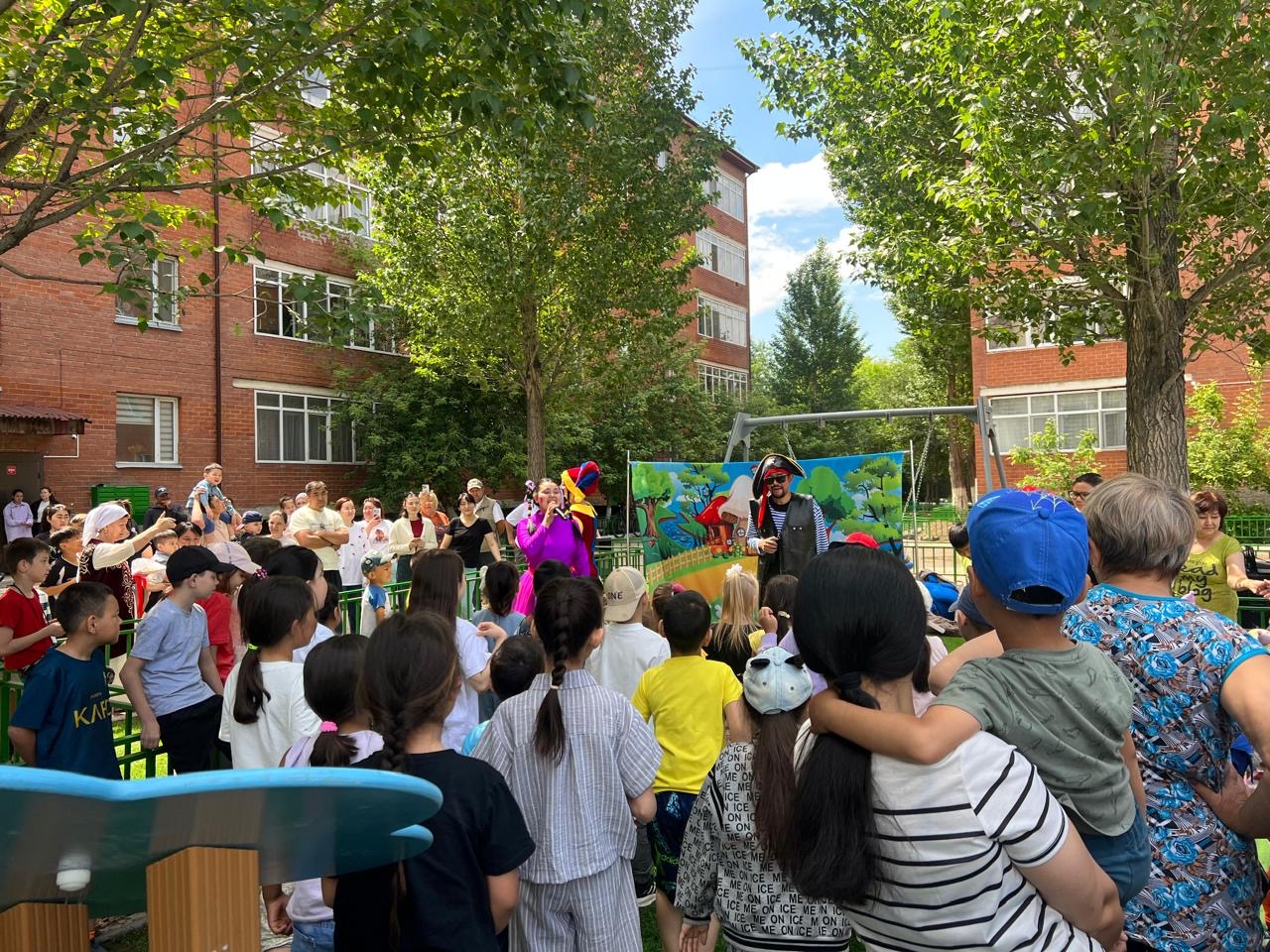 Сарайшық ауданында Балаларды қорғау күніне орай абаттандырылған төрт аула ашылды