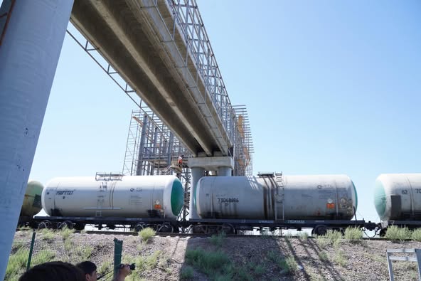 ТҮРКІСТАНДАҒЫ ТЕМІРЖОЛ ВОКЗАЛЫ МАҢЫНДА ЖОЛАУШЫЛАР КӨПІРЛЕРІ САЛЫНУДА