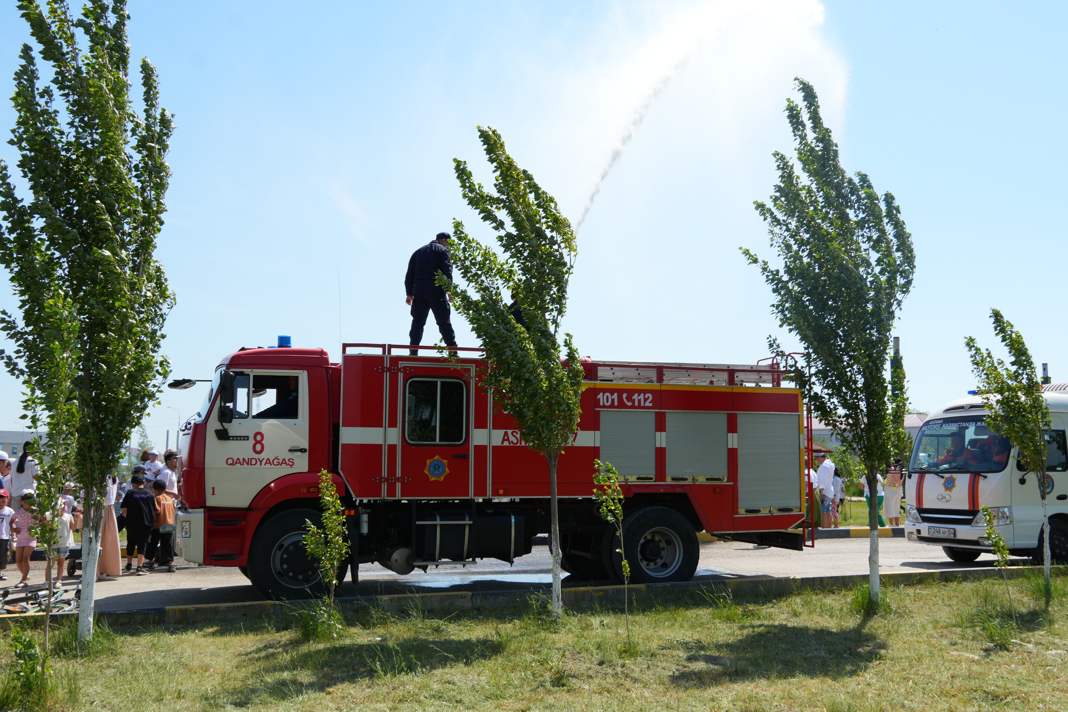 ҚҰТҚАРУШЫЛАР БАЛАЛАРҒА МЕРЕКЕЛІК КӨҢІЛ-КҮЙ СЫЙЛАДЫ