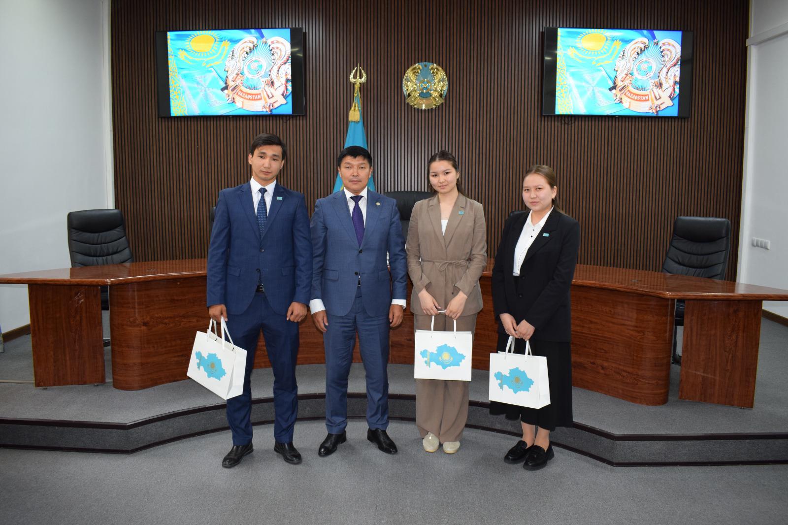 Мемлекеттік рәміздер күні: Жаңа мемлекеттік қызметшілер адалдық антын қабылдады