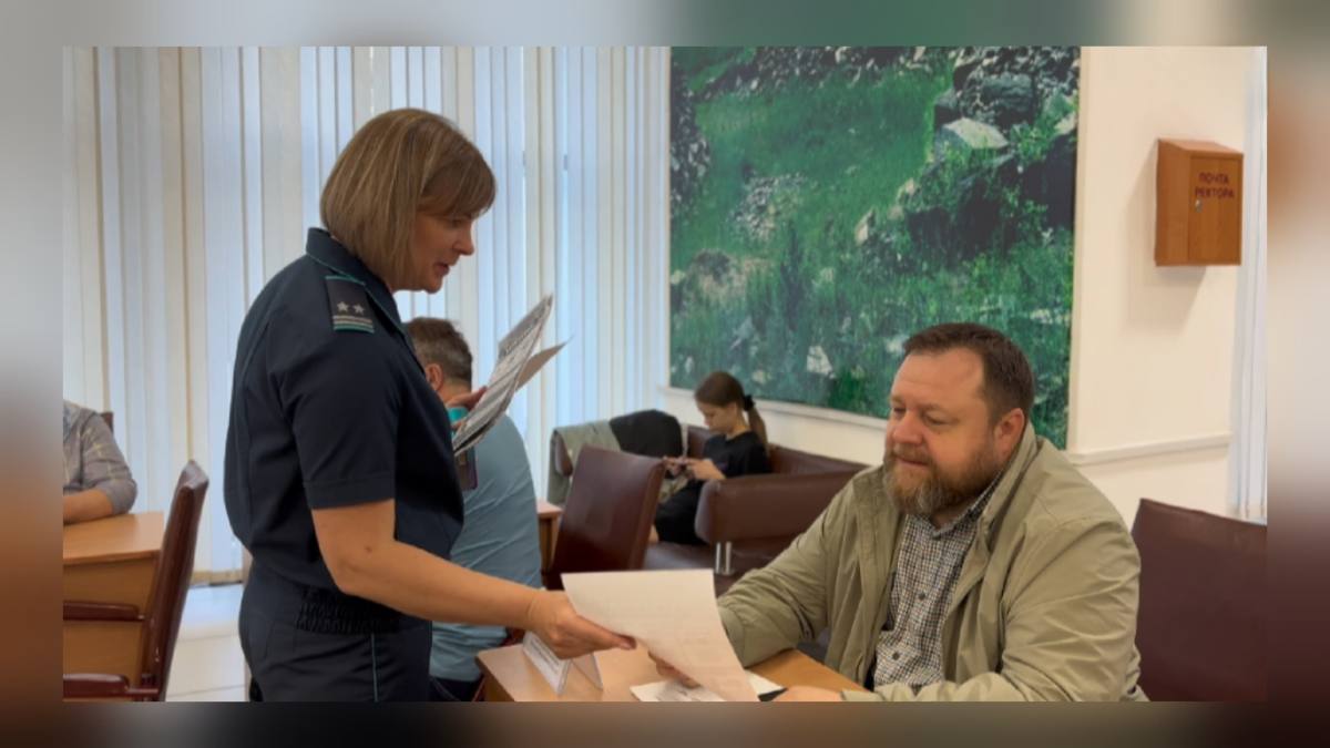 Шығыс Қазақстанда "Халық заңгері" акциясы өтті Шығыс Қазақстан облысының полицейлері өзге мемлекеттік органдар өкілдерімен бірлесе отырып, Өскемен қаласында орналасқан С.Аманжолов атындағы Шығыс Қазақстан университетінің әкімшілік ғимаратында "Халық заңгері" атты құқықтық акция ұйымдастырды. Акция аясында тұрғындарға құқықтық көмек көрсетіліп, өзекті мәселелер бойынша кеңес берілді. Қатысушылар интернет-алаяқтықтың алдын алу жолдары, жол қозғалысы қауіпсіздігі және киберқылмыстан қорғану тәсілдері жөнінде құнды ақпарат алды. Мұндай іс-шаралар халықтың құқықтық мәдениетін көтеруге, сондай-ақ азаматтар мен мемлекеттік құрылымдар арасындағы сенімді нығайтуға бағытталған. Жергілікті халықпен тығыз байланыс орнату – құқық қорғау органдарының ашықтығы мен қоғамға жақын болу қағидатының жарқын көрінісі.