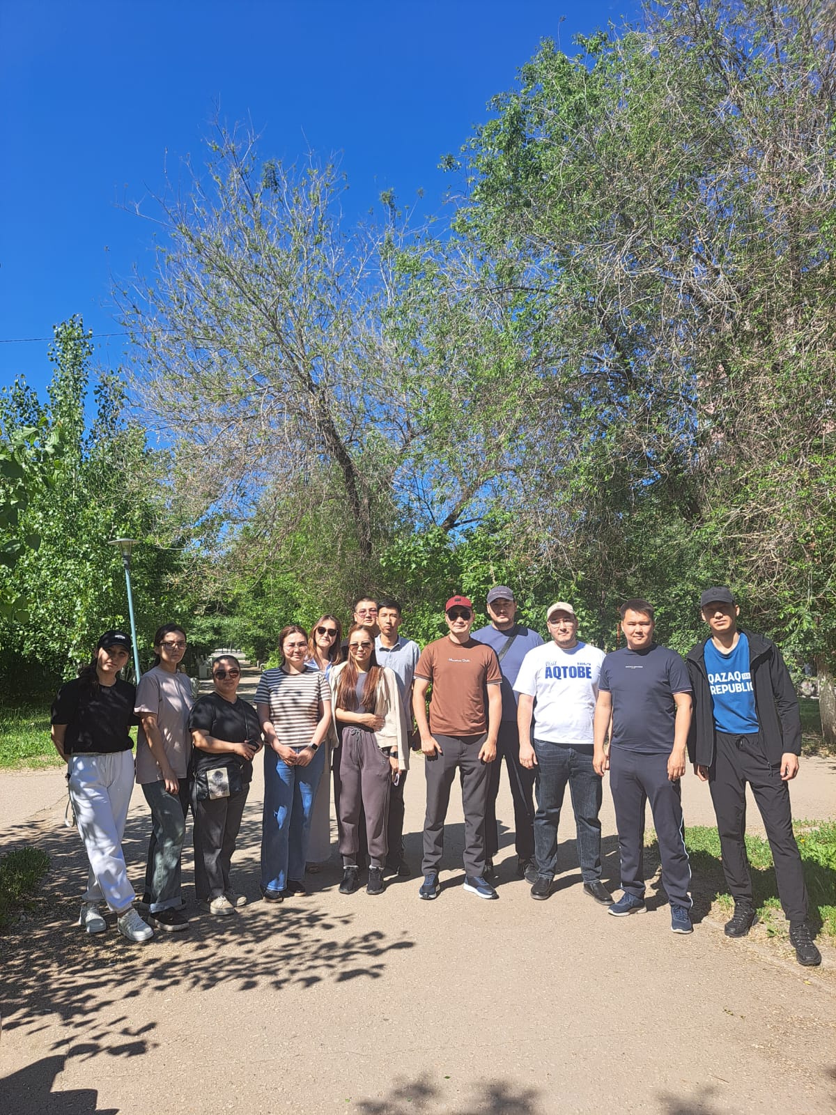 Ақтөбе облысы кәсіпкерлік басқармасының ұжымы Әлия Молдағұлова мемориалдық кешенінің аумағында сенбілік өткізді