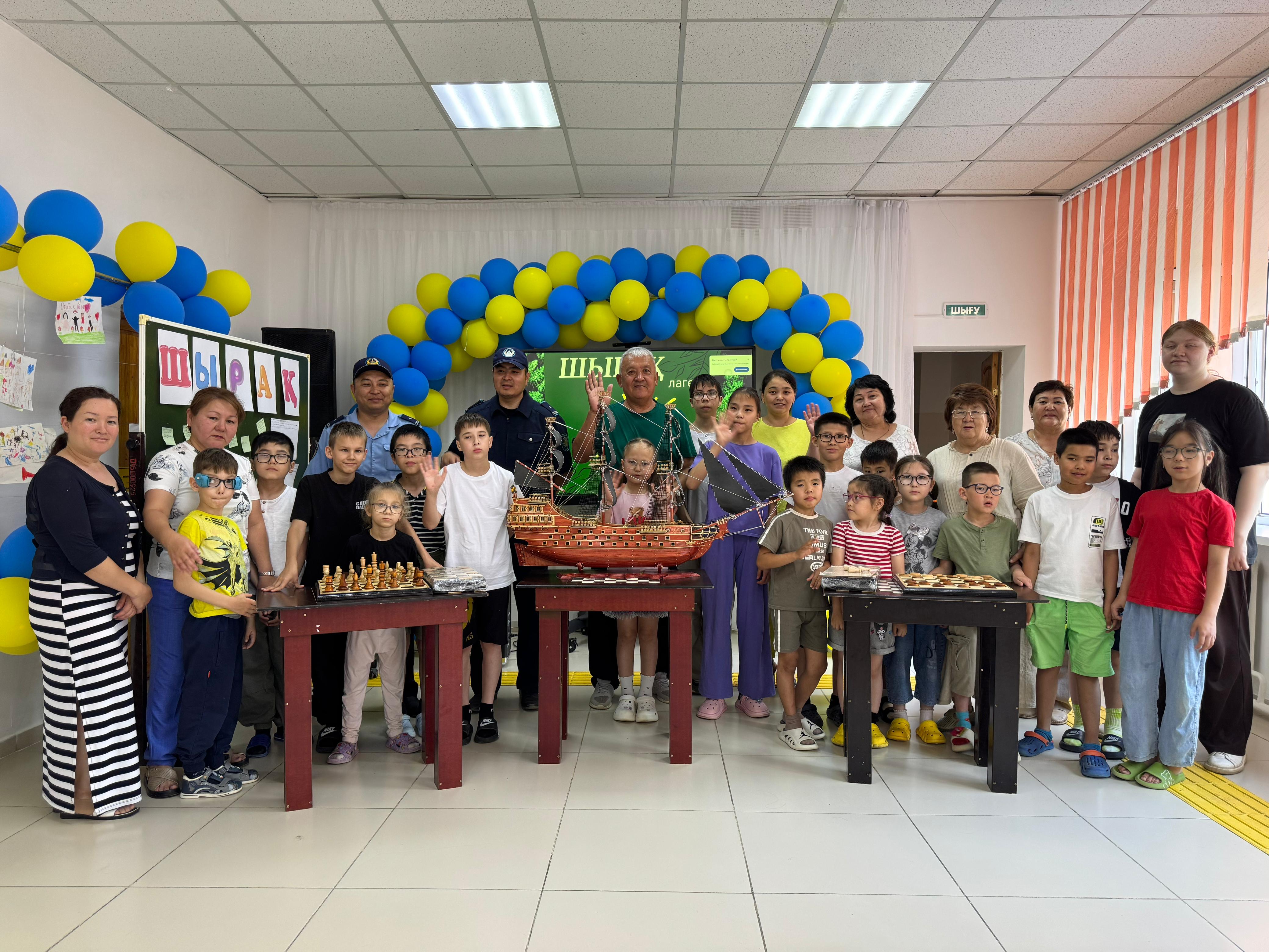 Жүректер жылуы: №28 мекеме қызметкерлері көру қабілеті бұзылған балаларды 1 маусым – Балаларды қорғау күнімен құттықтады