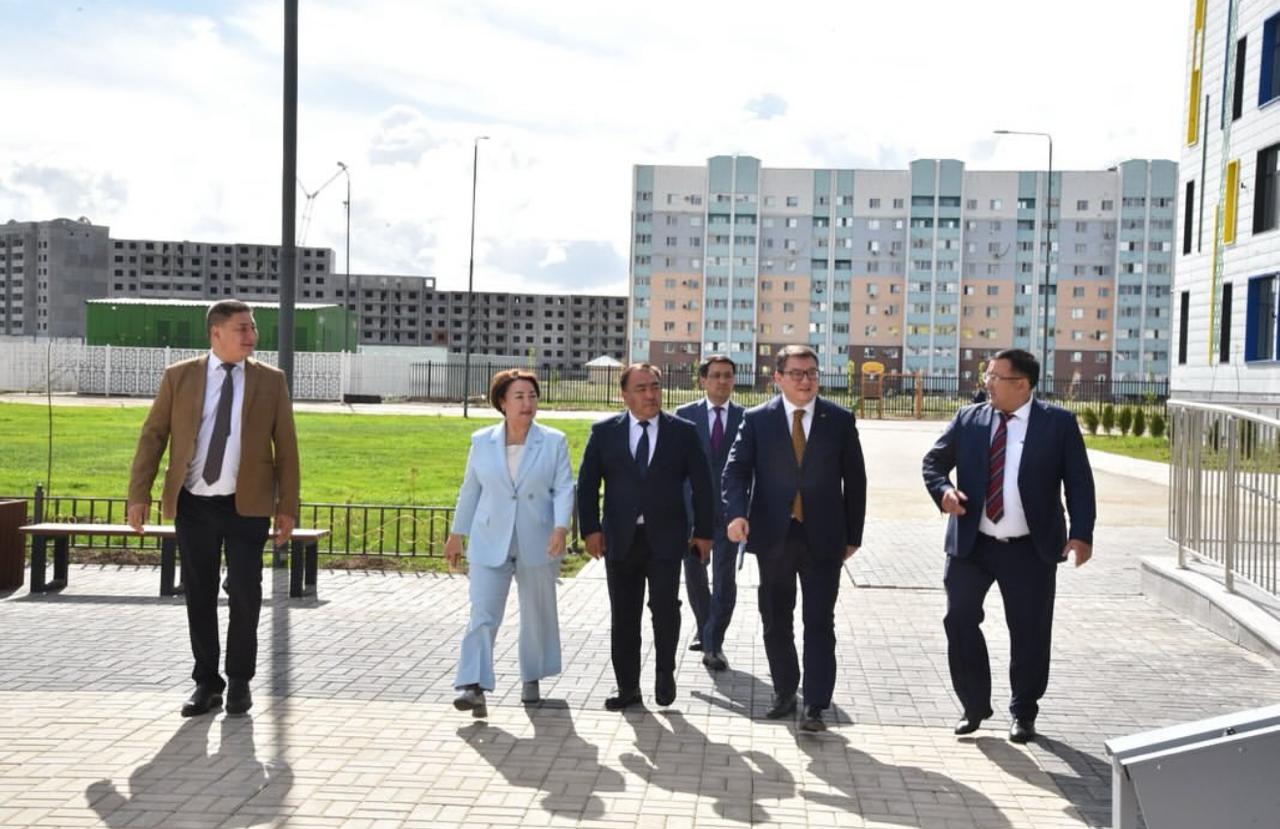 Қазақстан Республикасы Президентінің кеңесшісі Мәлік Нұржанұлы Отарбаев «Жайлы мектеп» бағдарламасы бойынша салынған №82 орта мектеппен танысты