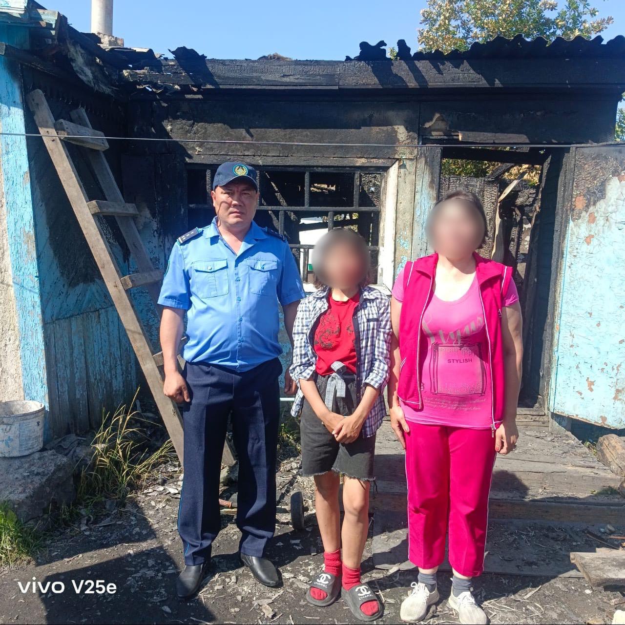 Сотрудник службы пробации спас семью от пожара