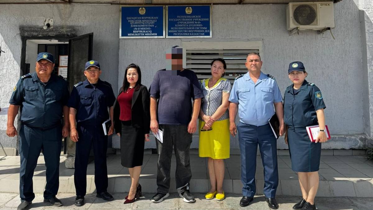 Маңғыстауда "Қақпа алдындағы кездесу" жобасы аясында бостандыққа шыққан азаматқа жан-жақты қолдау көрсетілді