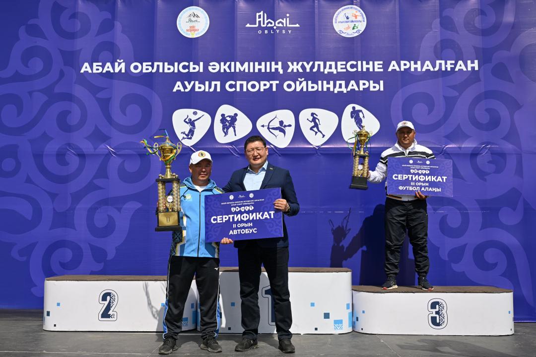 Победителю сельских спортивных игр вручили сертификат спортивно-оздоровительного комплекса