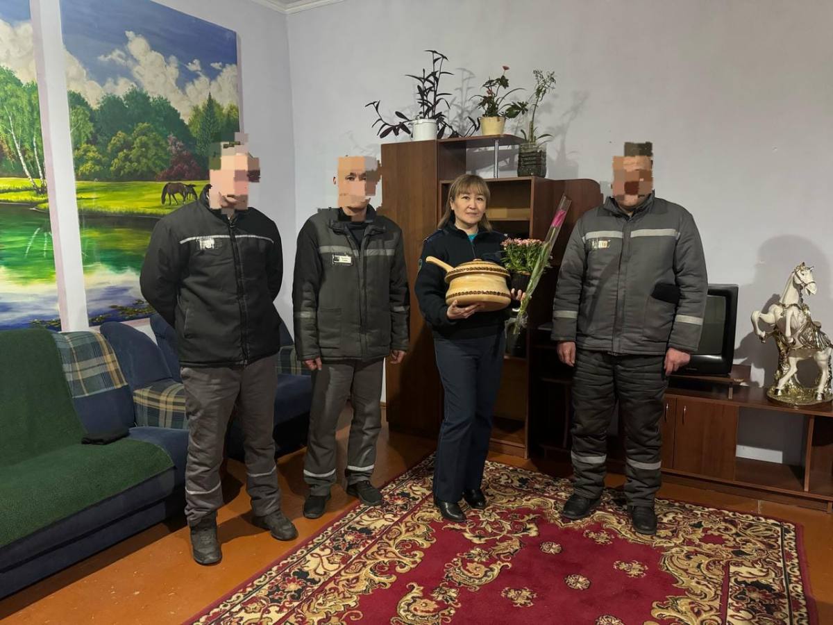 Қауіпсіздігі орташа мекемесінің сотталушылары психологқа тосынсый жасады.