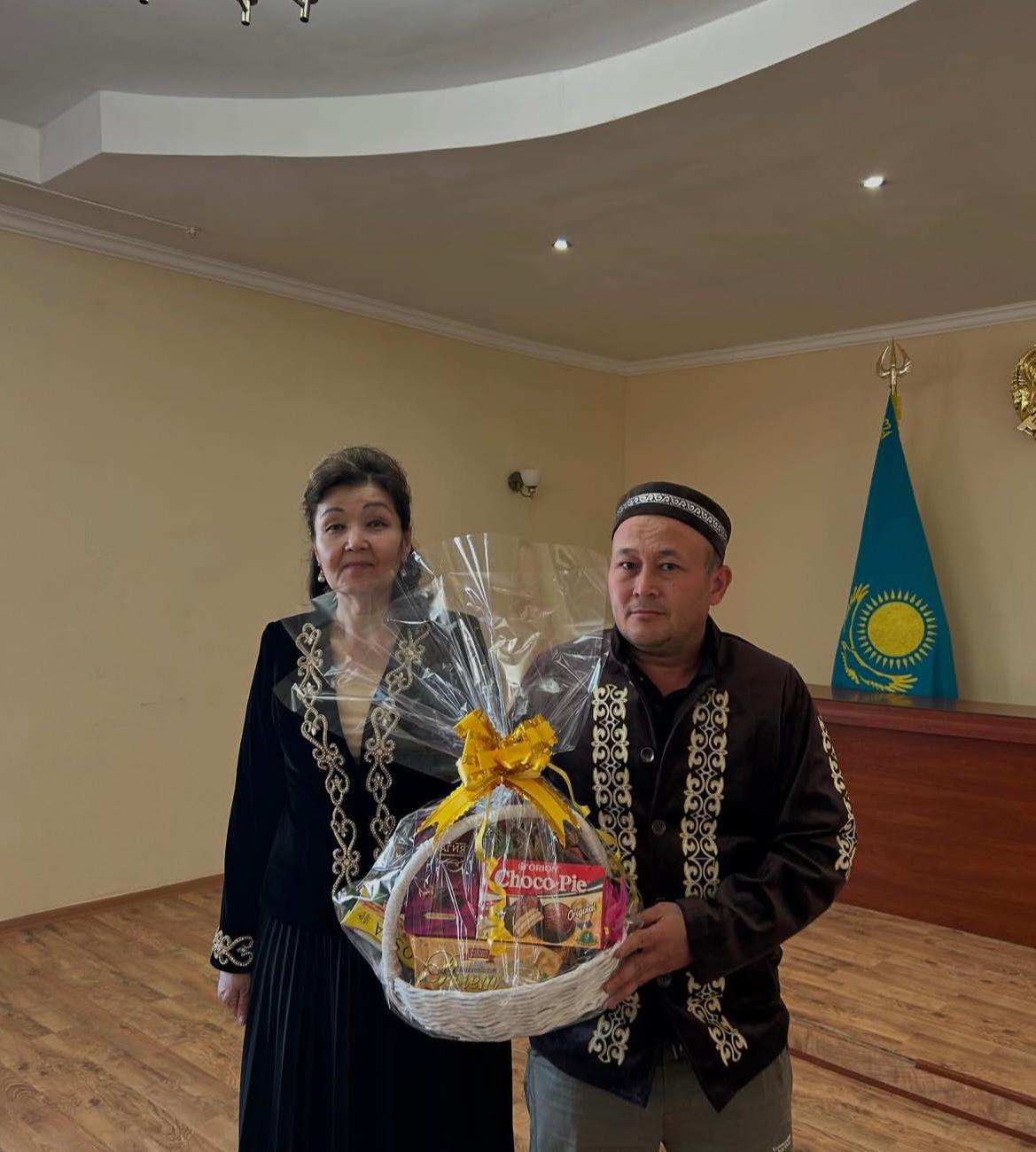 Руководитель Департамента юстиции Кызылординской области Ирина Жумабаевна Бакишева поздравила сотрудников департамента — многодетную мать, обладательницу награды «Күміс алқа»