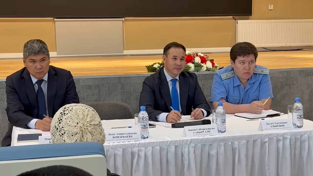 ХАЛЫҚПЕН КЕЗДЕСУЛЕР: Целиноград ауданының әкімі Талапкер ауылының тұрғындарымен кездесті
