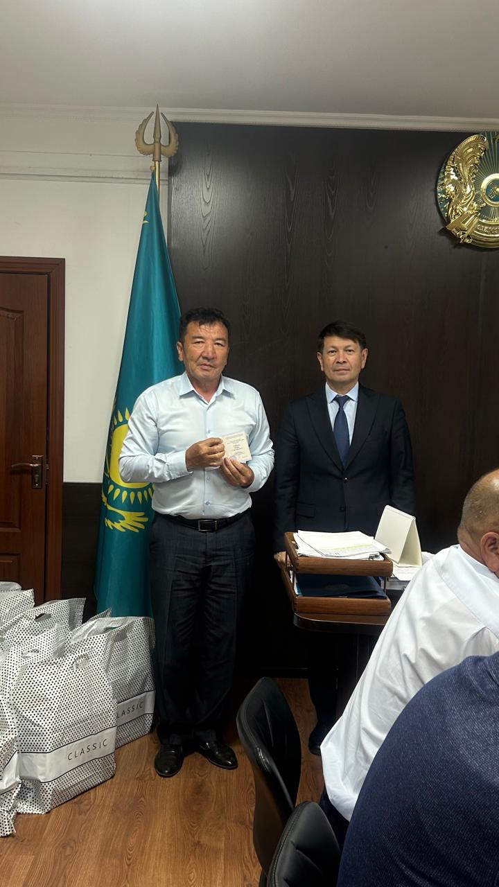 Руководитель коллектива поздравил государственных служащих с профессиональным праздником