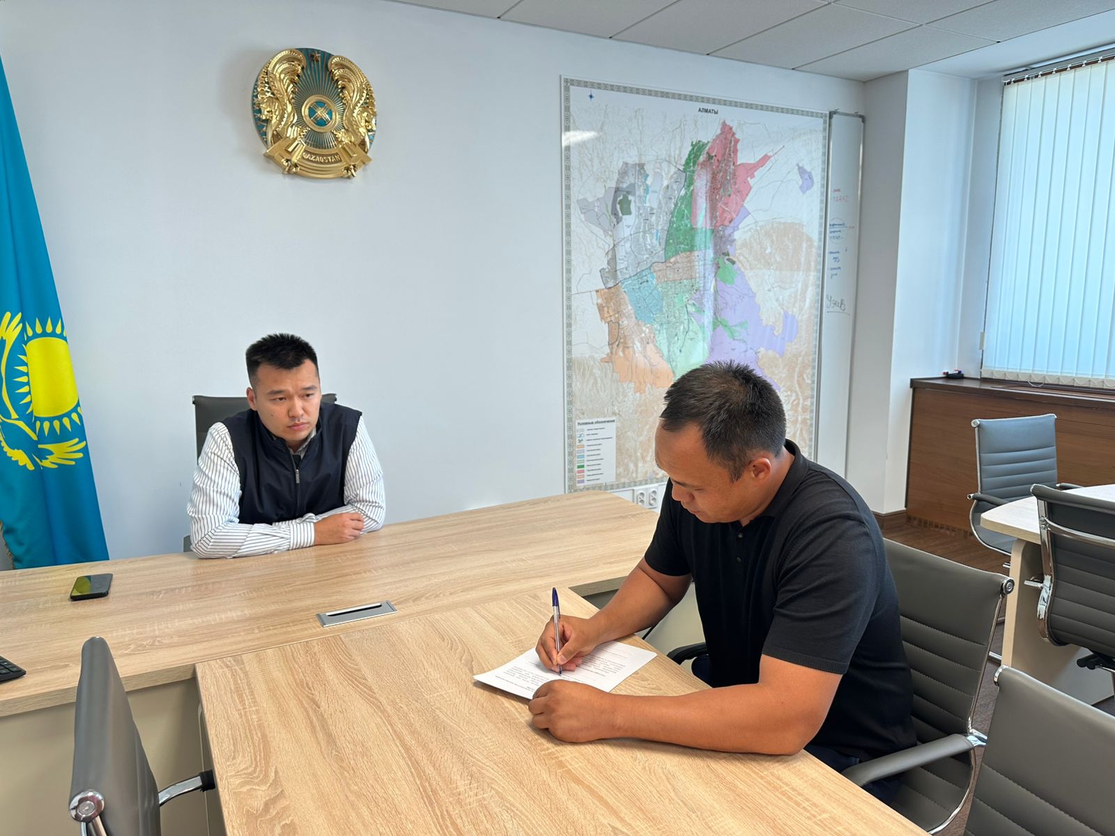 Главный специалист отдела тепло- и газоснабжения Илипбаев Е.Қ. принёс присягу государственного служащего