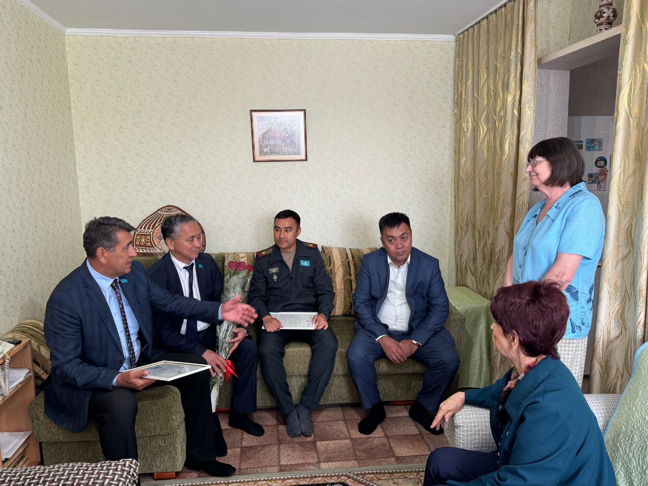 Әскери қызметшілер соғыс ардагерін туған күнімен құттықтады