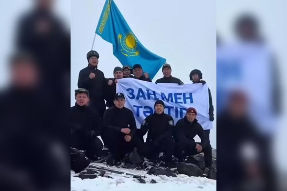 Закон и порядок — на высоте: правоохранители Казахстана совершили символическое восхождение