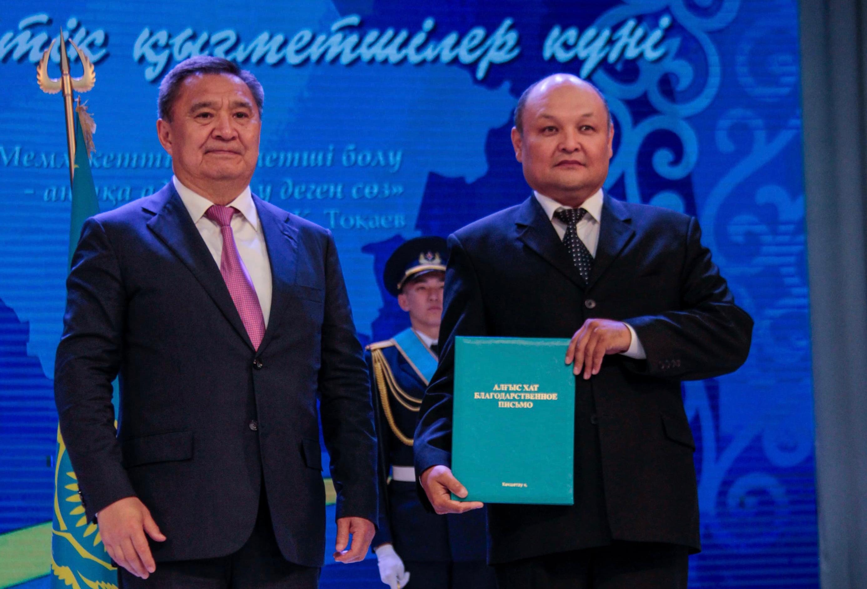 «Көкшетау» мәдениет сарайында мемлекеттік қызметшілер күніне арналған салтанатты жиын өтті
