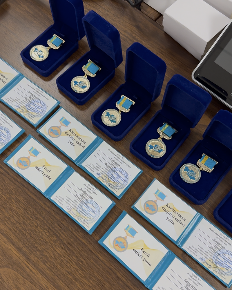 Кәсіподақтың белсенді және көпбалалы мүшелеріне сертификаттар мен естелік сыйлықтарды табыстады