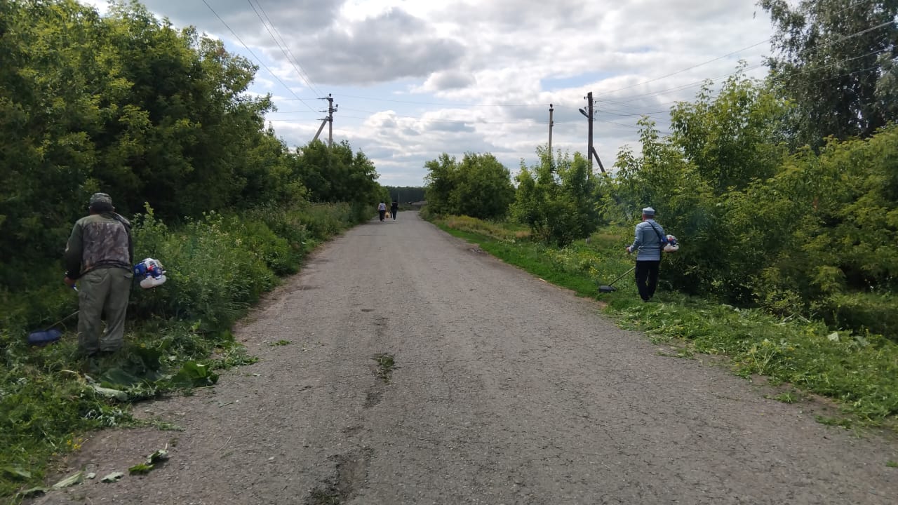 24 июня 2025 года в Кызылжарском сельском округе продолжаются работы по благоустройству (обкос травы)