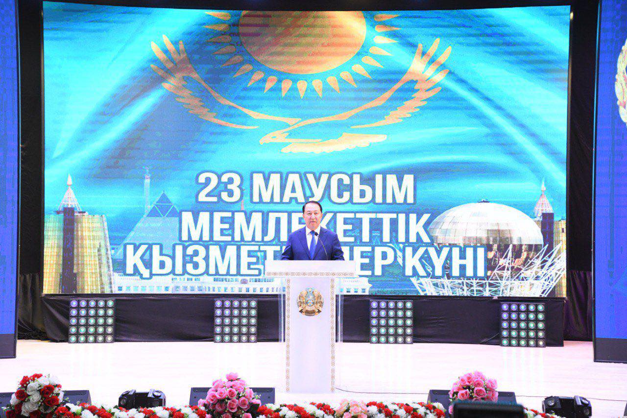 Мемлекеттік қызметшілер мен полиция қызметкерлері құрметке бөленді
