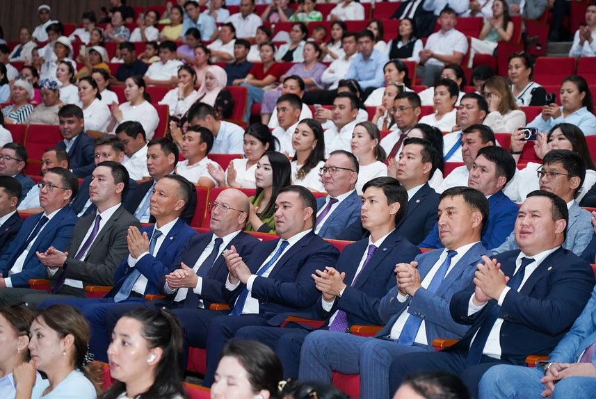 ТҮРКІСТАНДА МЕМЛЕКЕТТІК ҚЫЗМЕТШІЛЕРГЕ ҚҰРМЕТ КӨРСЕТІЛДІ