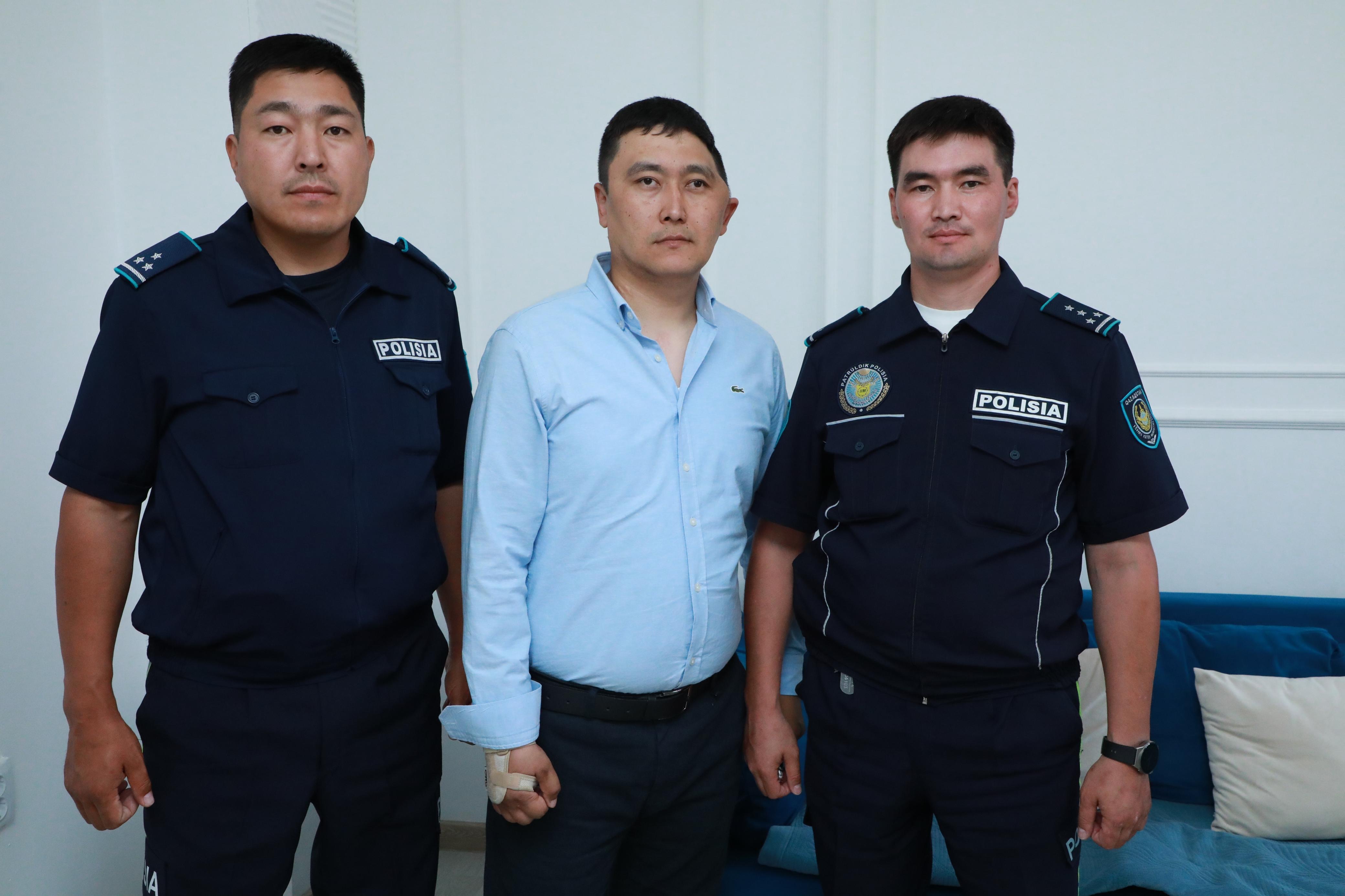 Астанада қаһарман полицейді әріптестері кәсіби мерекемен құттықтады