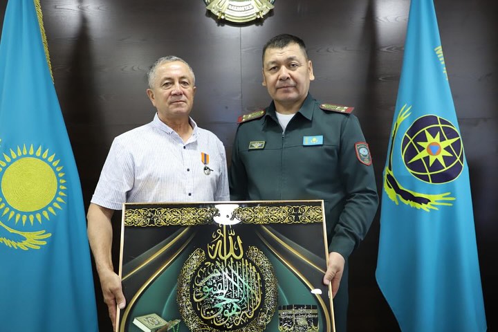 Житель Сатпаева награждён медалью за спасение детей