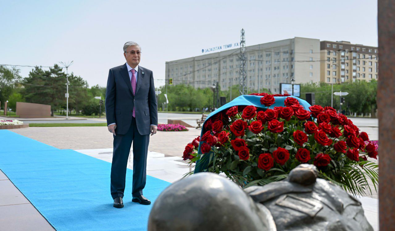 Президент Қасым-Жомарт Тоқаев Кеңес Одағының Батыры Әлия Молдағұлованың мемориалдық ескерткіш кешеніне гүл шоғын қойып, оның рухына бір минут үнсіздікпен тағзым етті