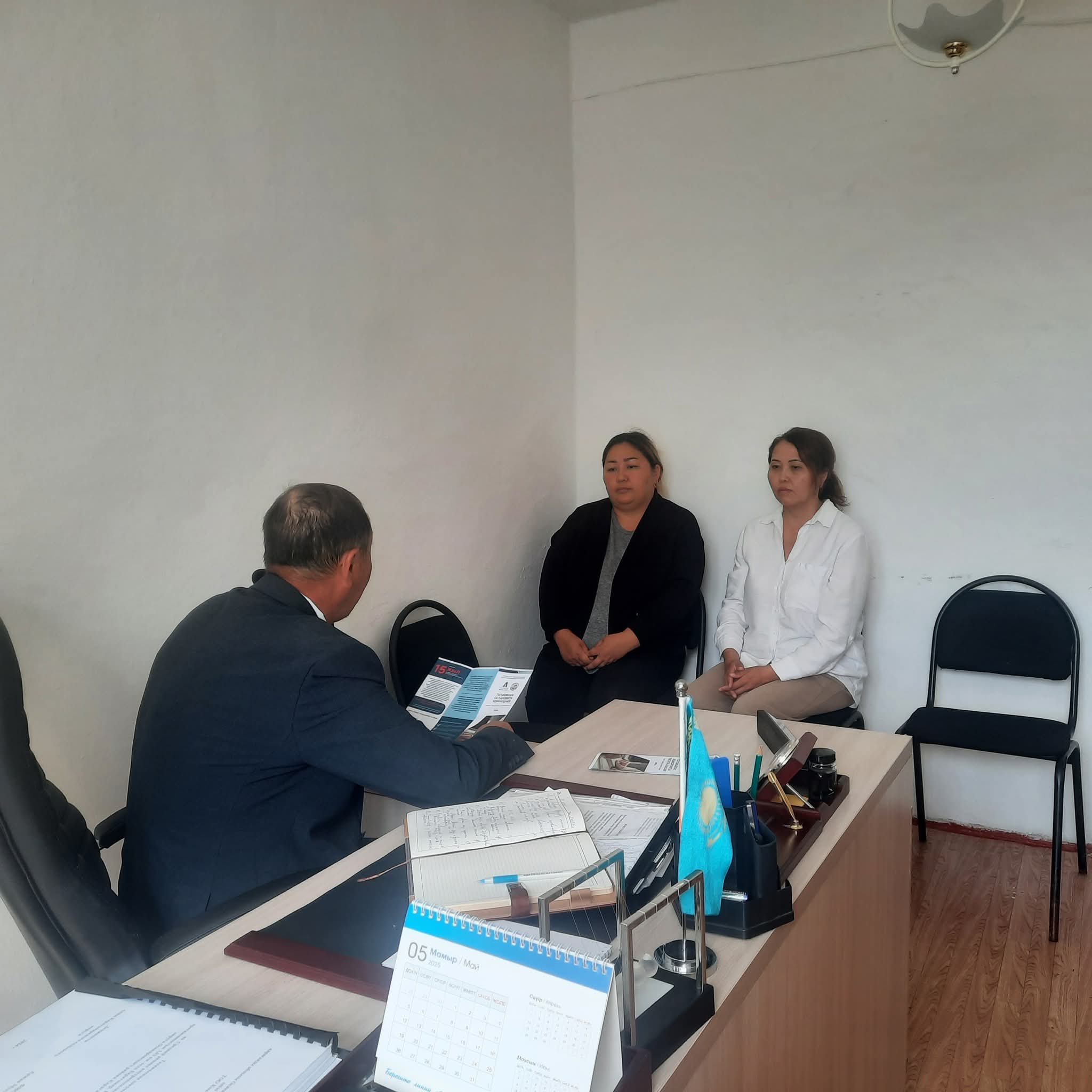 Қаратомар ауылдық округі әкімінің аппараты» ММ-де ағымдағы жылдың 24 маусымында мемлекеттік қызметшілердің қатысуымен сыбайлас жемқорлықтың алдынан-алу үшін ауыл әкімі Е.А. Мустафин ақпараттық- түсіндіру жұмысын өткізді.