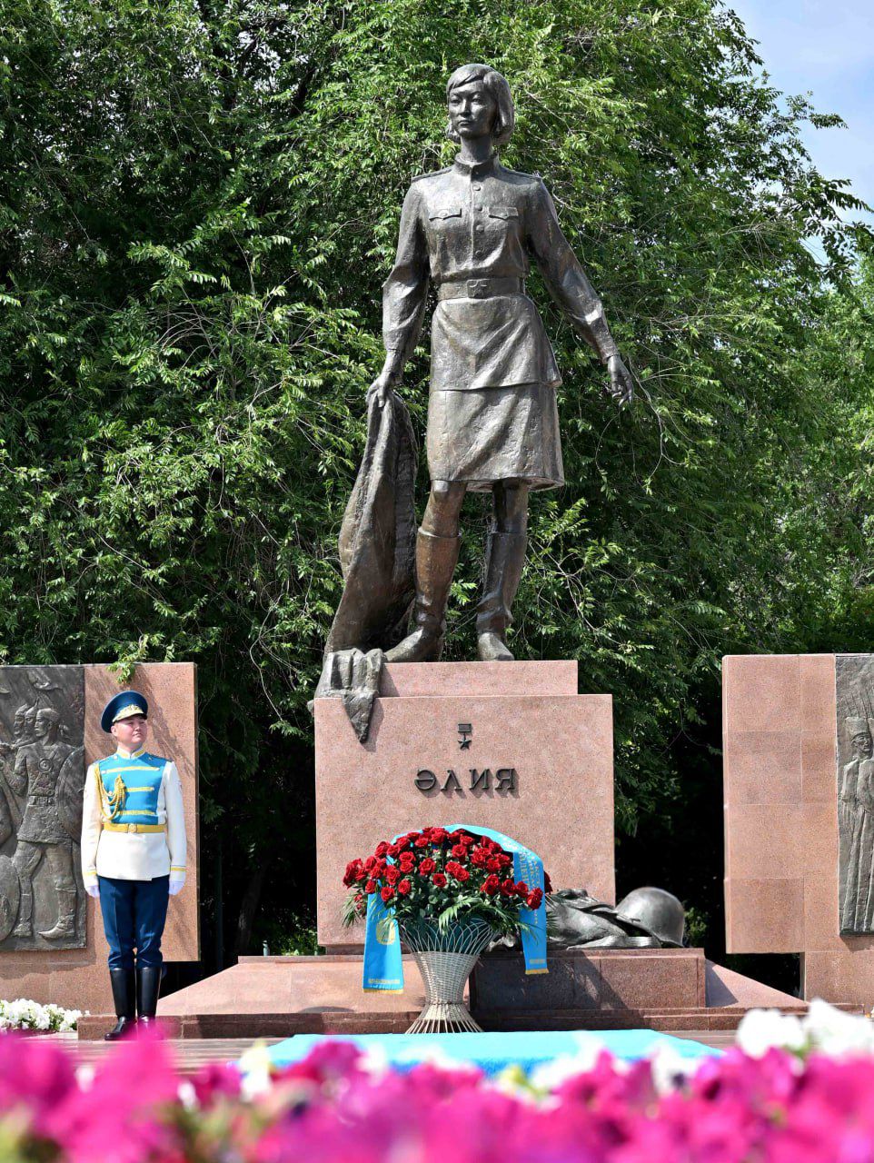 Глава государства Касым-Жомарт Токаев возложил цветы к Мемориальному комплексу Героя Советского Союза Алии Молдагуловой и почтил ее память минутой молчания