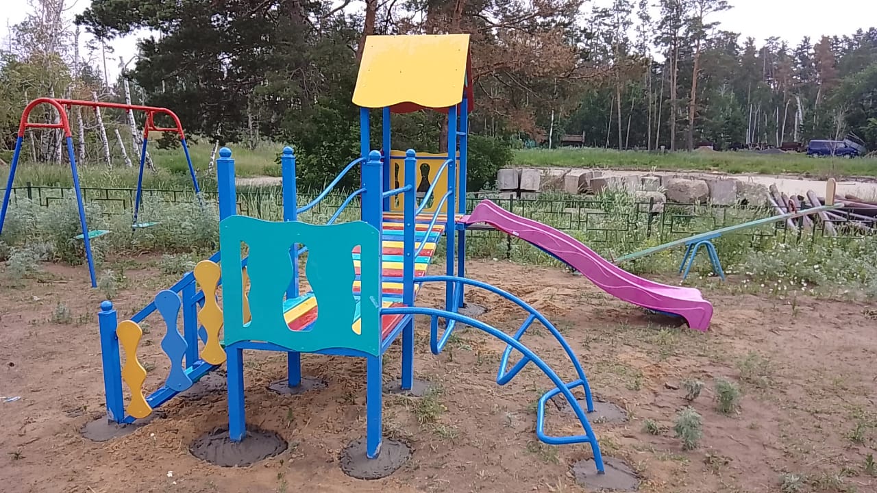 Озерное ауылында балалар ойын алаңына балалар ойын кешені орнатылды.