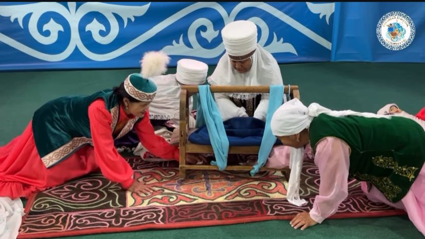 Дәстүр, баланы бесікке бөлеу көрініс