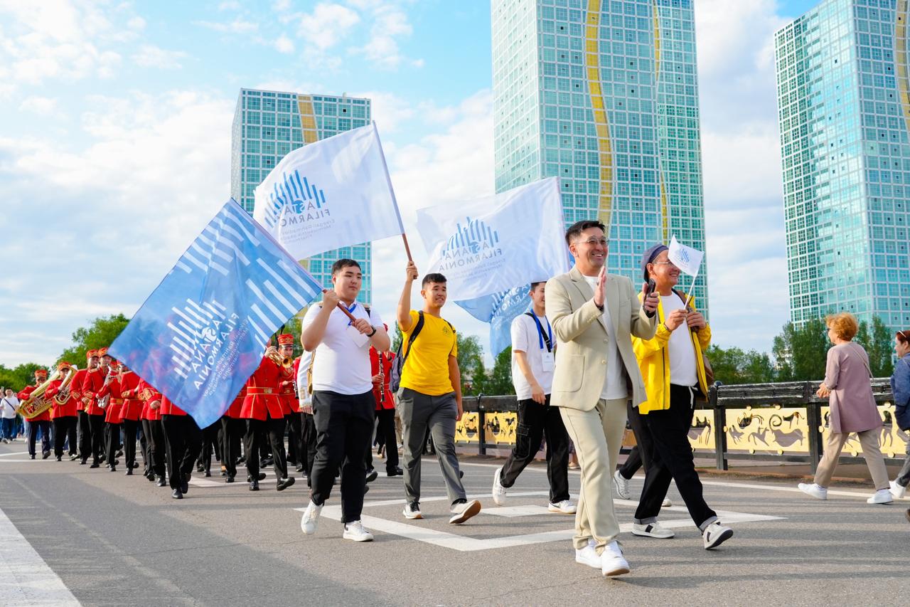Ярким шествием артистов открыли фестиваль FILARMONIA FEST – 2025 в Астане