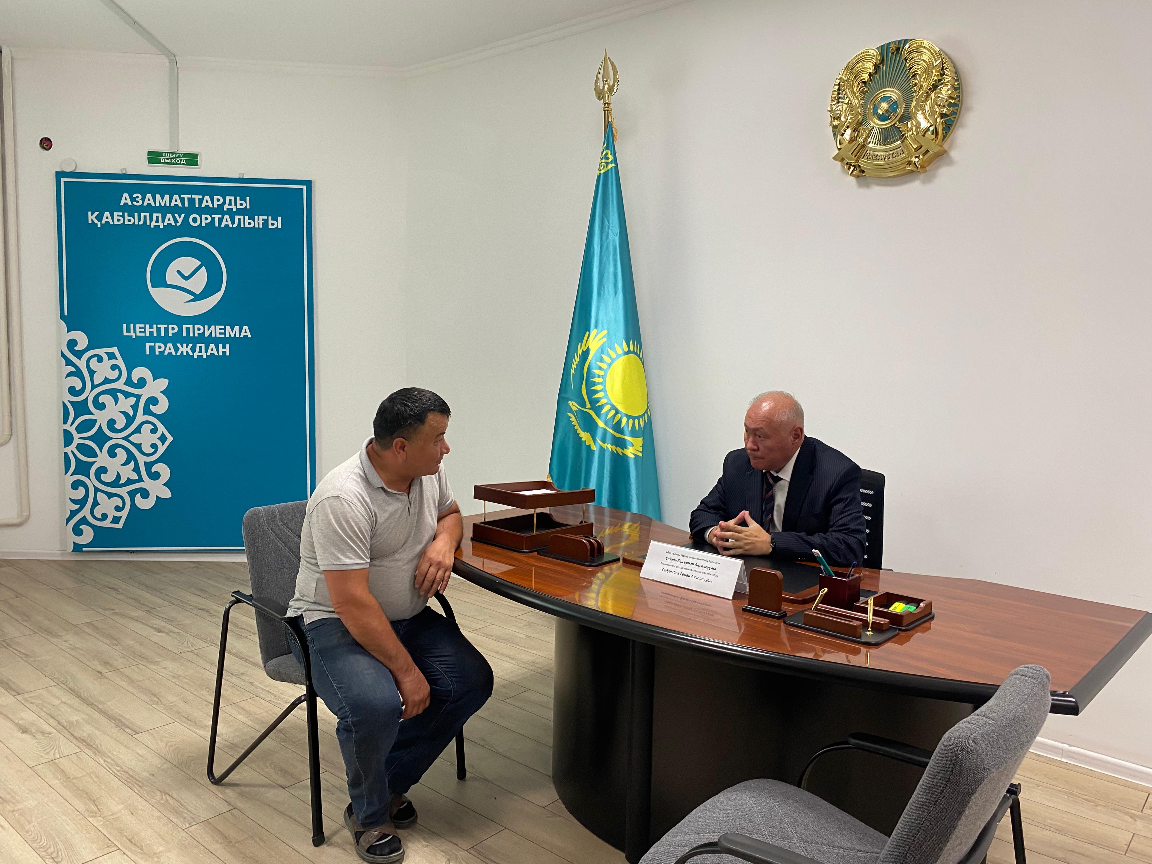 Абай облысы Әділет департаментінің басшысы Ернар Сейдімбек азаматтарды қабылдау өткізді
