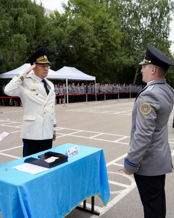 Вручение диплома Заместителем Председателя КНБ генерал-майором н.б. Наймантаевым А.Т.