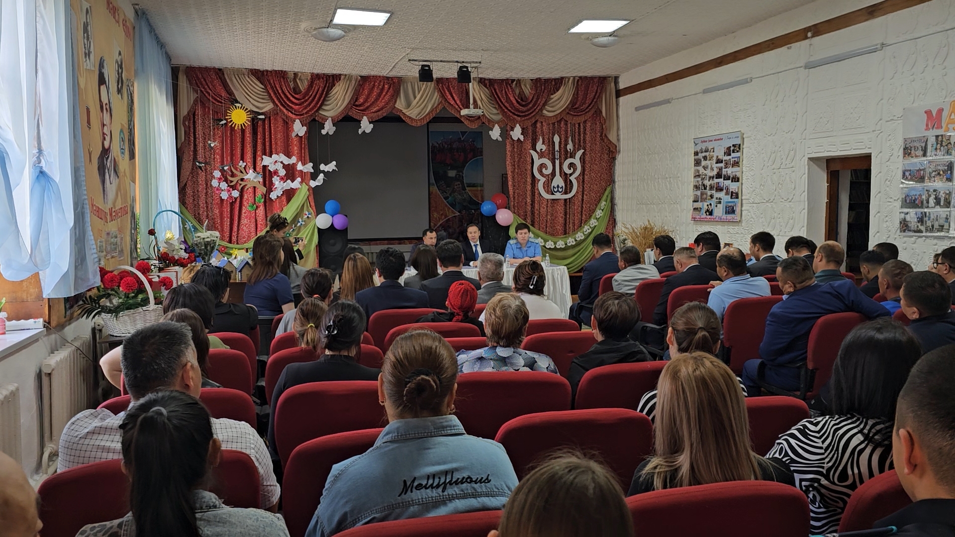 ХАЛЫҚПЕН КЕЗДЕСУЛЕР: Целиноград ауданының әкімі Мәншүк Мәметова ауылының тұрғындарымен кездесті