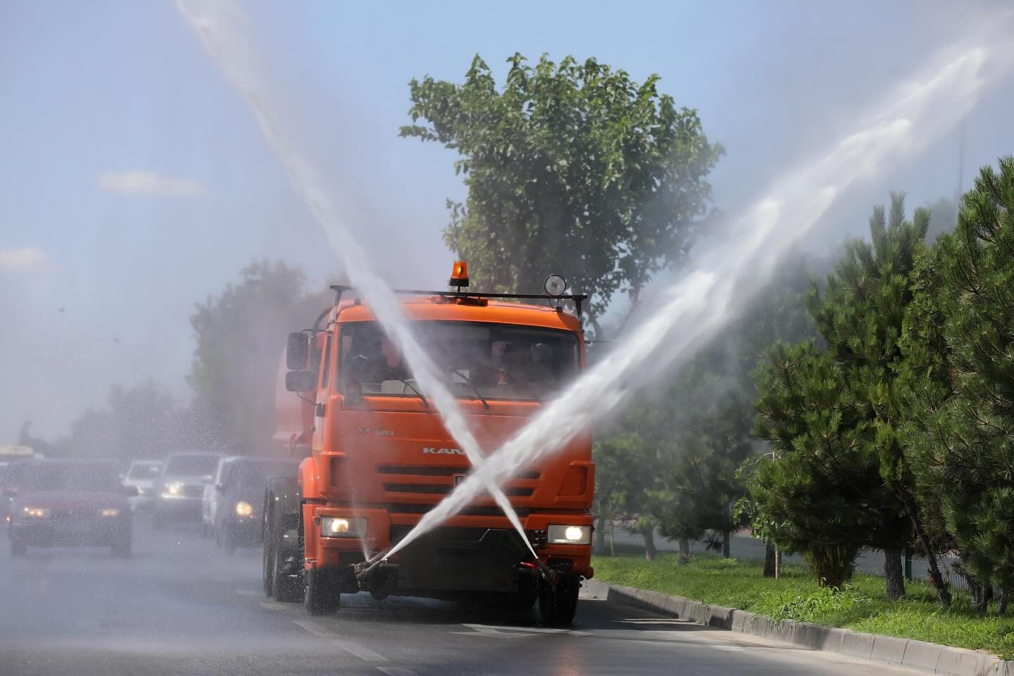 ТҮРКІСТАНДА АЭРАЦИЯ ӘДІСІМЕН КҮНІНЕ 2 РЕТ ЖОЛДАРДЫ СУАРУ ЖҰМЫСТАРЫ ЖҮРГІЗІЛУДЕ