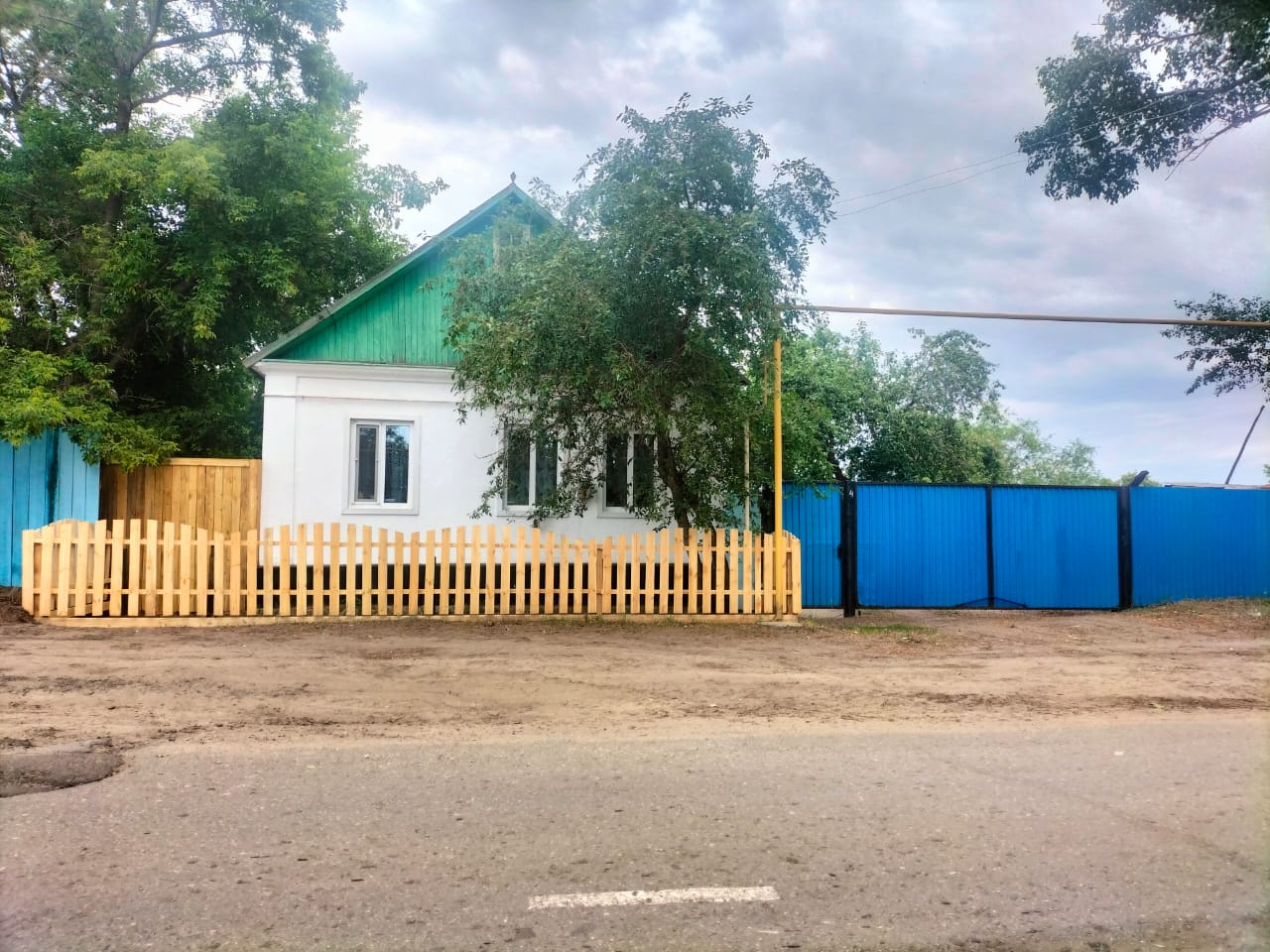 "Таза Қазақстан" республикалық бағдарламасы аясында Аманқарағай ауылындағы Пацаев көшесінің тұрғыны үй маңындағы аумақтың ескі қоршауын жаңасына ауыстырды!