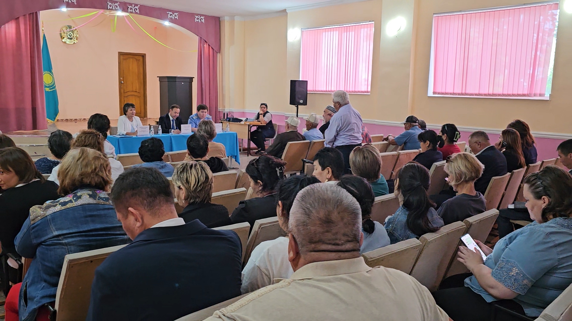 ХАЛЫҚПЕН КЕЗДЕСУЛЕР: Целиноград ауданы әкімі Рахымжан Қошқарбаев ауылдық округінің тұрғындарымен кездесті