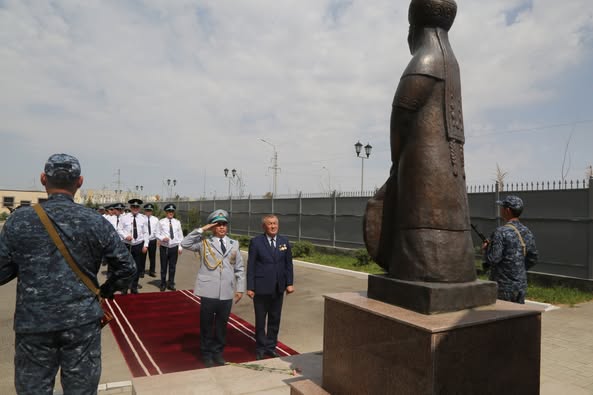 Ерлікке тағзым: Түркістан облысында полиция гүл шоқтарын қою рәсімін өткізді