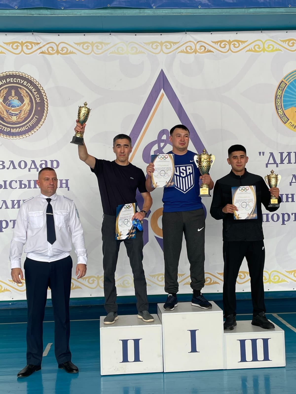Павлодарлық полицейлер қол күресінде күш сынасты