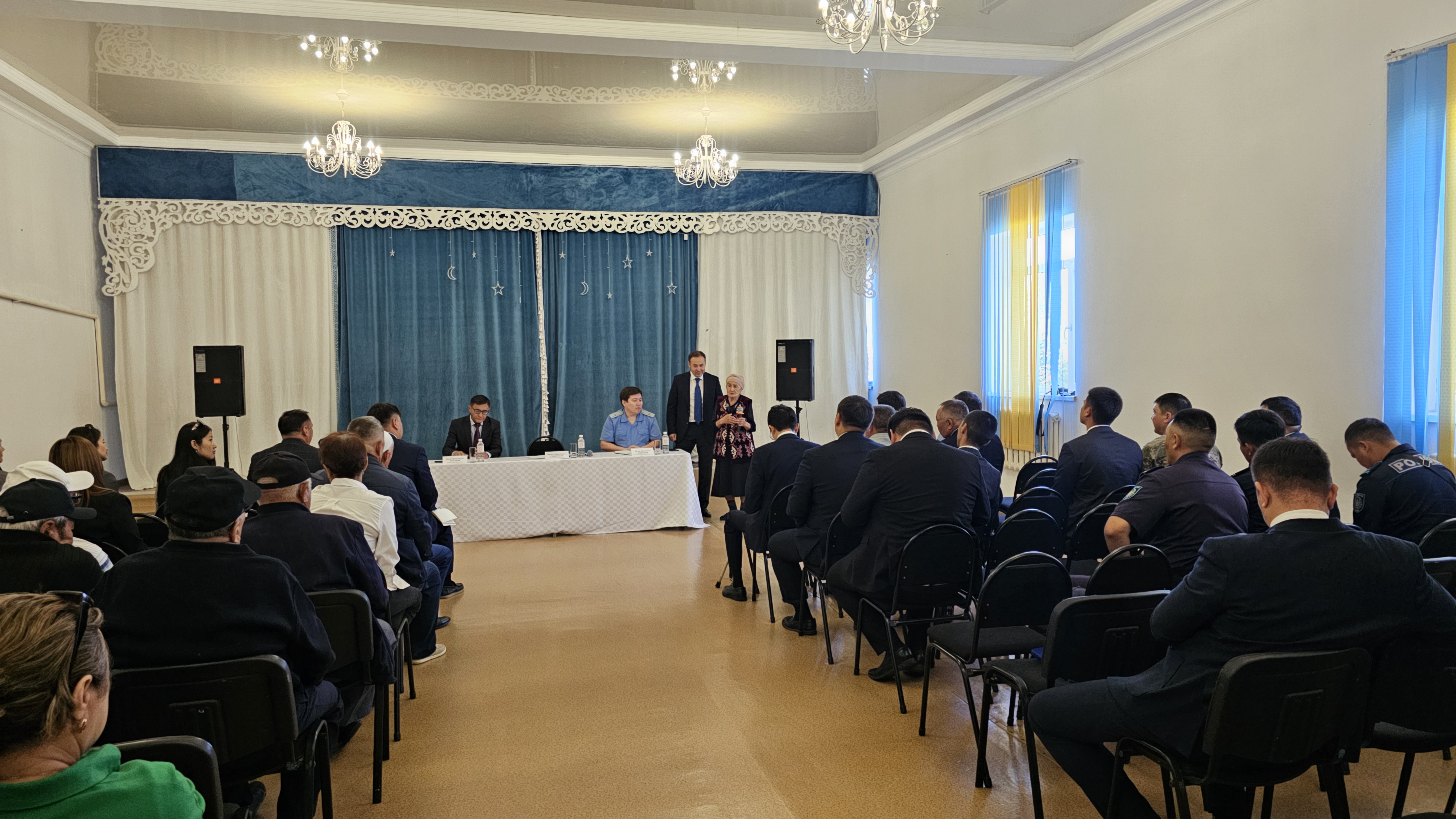 ХАЛЫҚПЕН КЕЗДЕСУЛЕР: Целиноград ауданы әкімі Шалқар ауылдық округінің тұрғындарымен кездесті
