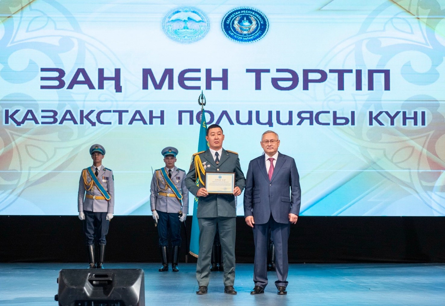 Бейбіт Исабаев жетісулық полиция қызметкерлеріне құрмет көрсетті