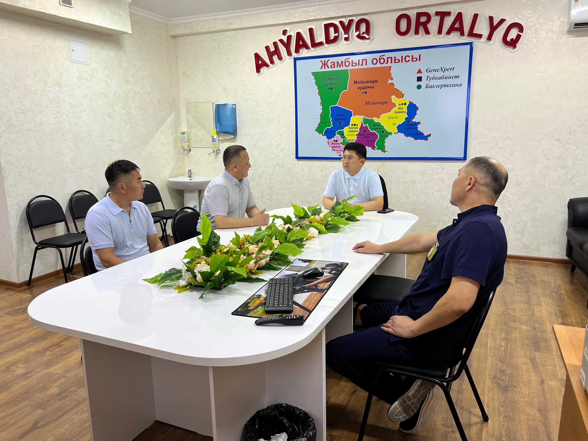 Сержан Назарбек облыстық фтизиопульмонологиялық орталығындағы “Ахуалдық орталықтың” жұмысымен танысты