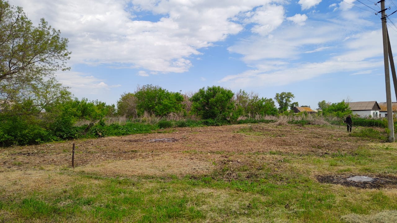 «Таза Қазақстан» экологиялық бағдарламасы аясында Костряков ауылындағы Мир көшесінде қоғамдық жұмысшылар аумақты тазарту жұмыстарын жүргізуде.