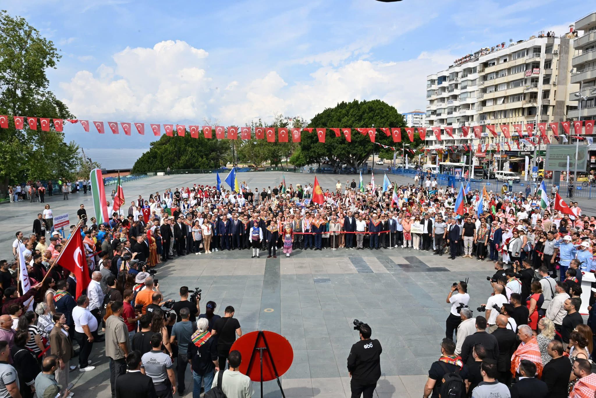 ТҮРКІСТАНДЫҚ ӨНЕРПАЗДАР ТҮРКІ ХАЛЫҚТАРЫНЫҢ ҚОШЕМЕТІНЕ БӨЛЕНДІ