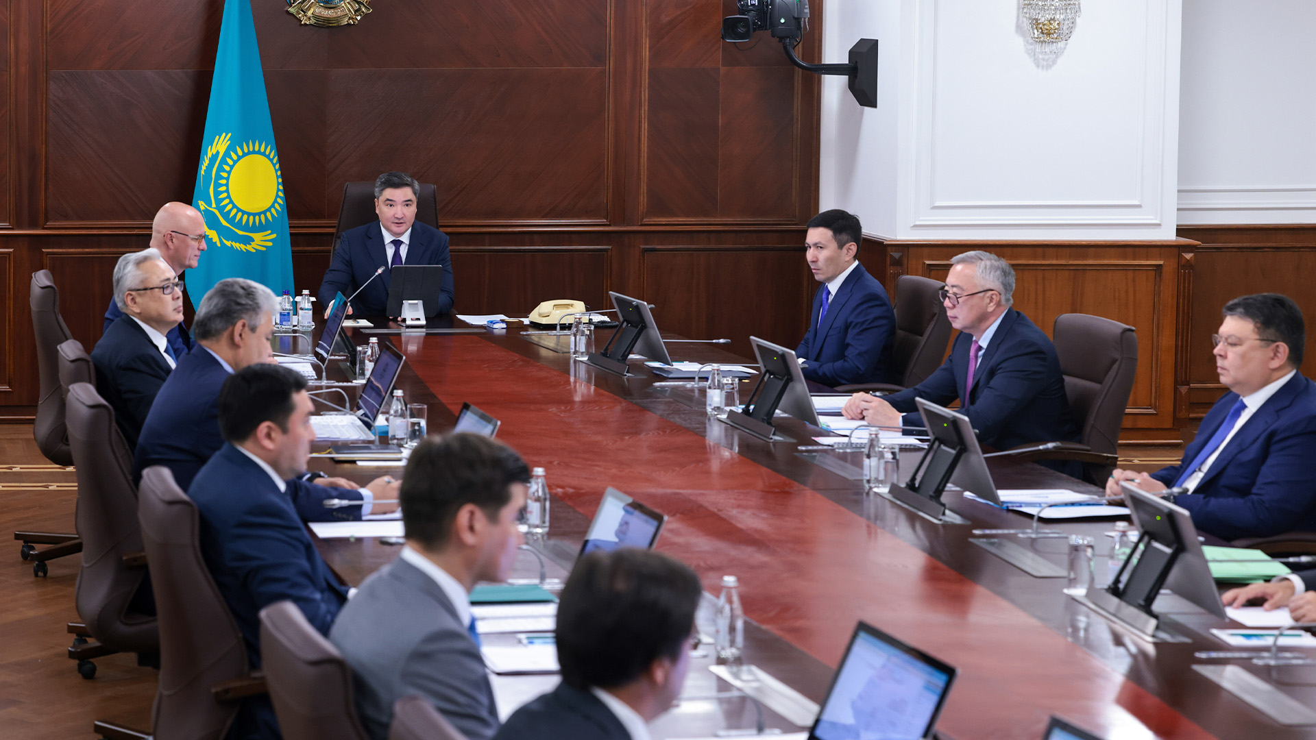 Олжас Бектенов отандық тауар өндірушілерді қолдау туралы: Өңдеуші сектор өнім шығару көлемі жағынан тау-кен саласын басып озды. Осы қарқынды үдете түсу керек