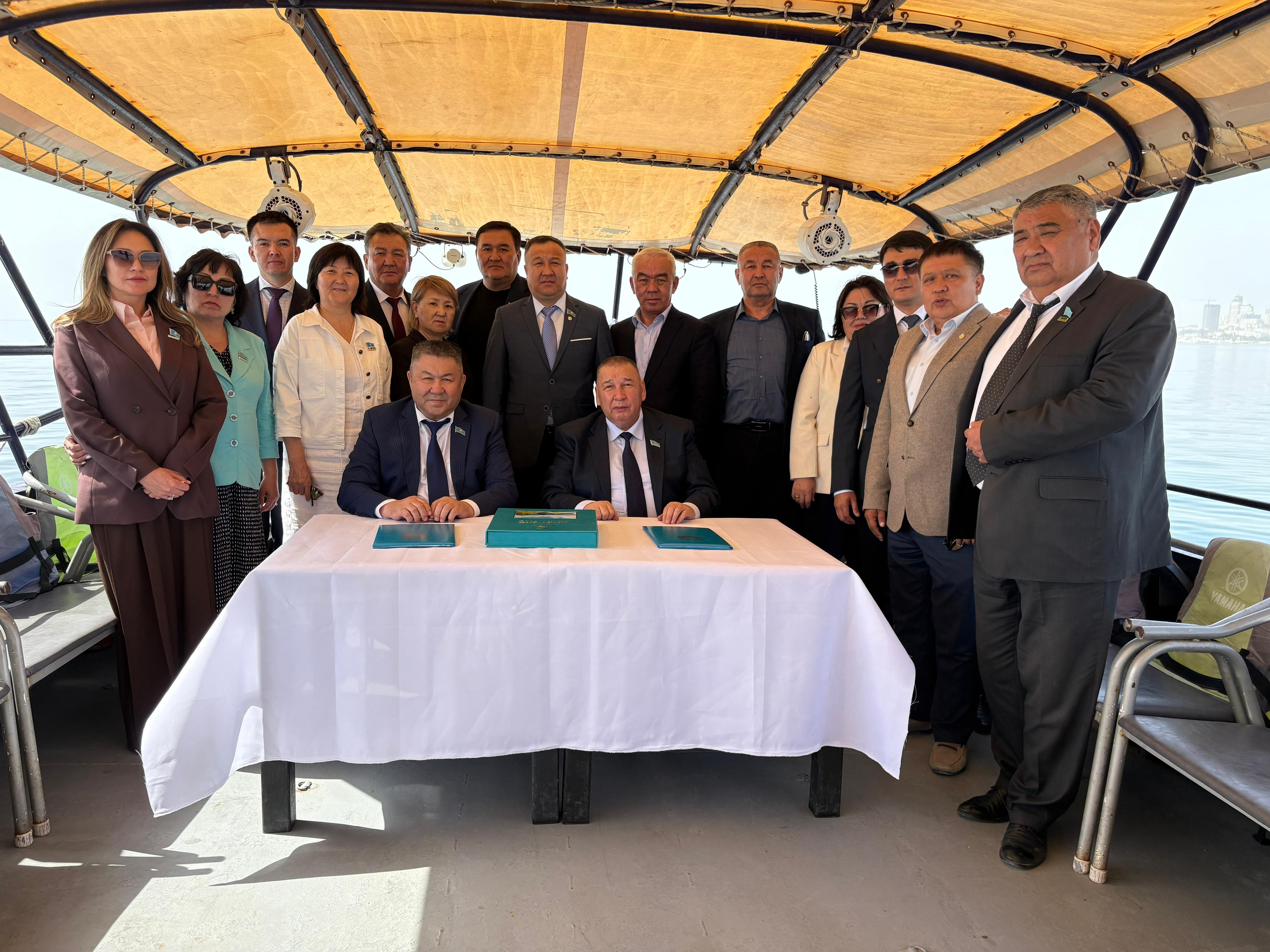 Ақмола мен Маңғыстау облыстары мәслихаттарының арасындағы ынтымақтастық туралы меморандумға қол қойылды