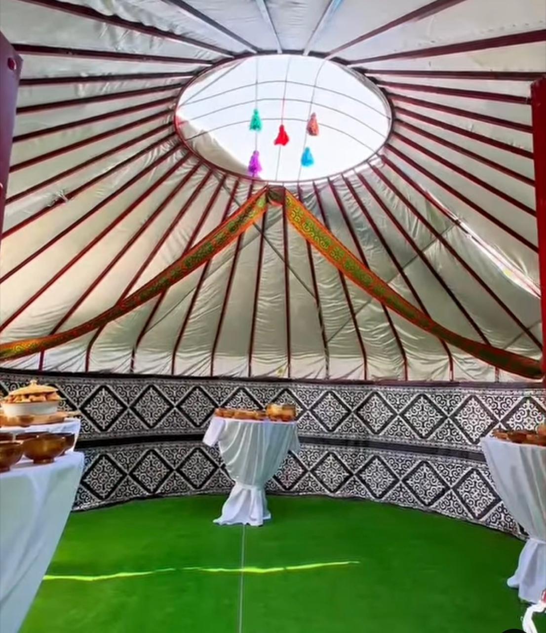 Көпжасарлық түлектер ауылдарына киіз үй мен домбыра мүсінін тарту етті